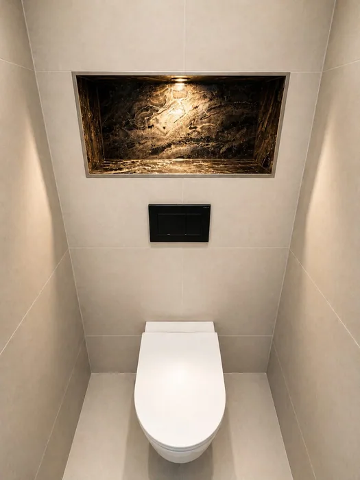 Smalle toiletruimte met hangtoilet, zwarte drukplaat en een verlichte nis met natuursteen